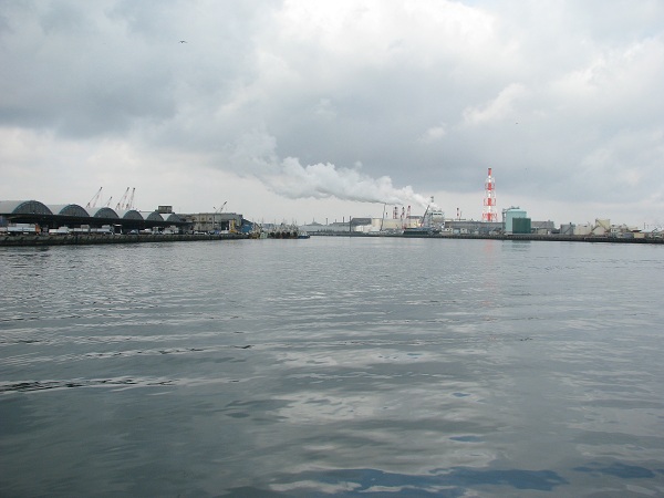 八戸港から工場の煙突を見る。