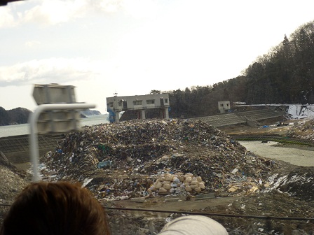 写真4 瓦礫の山